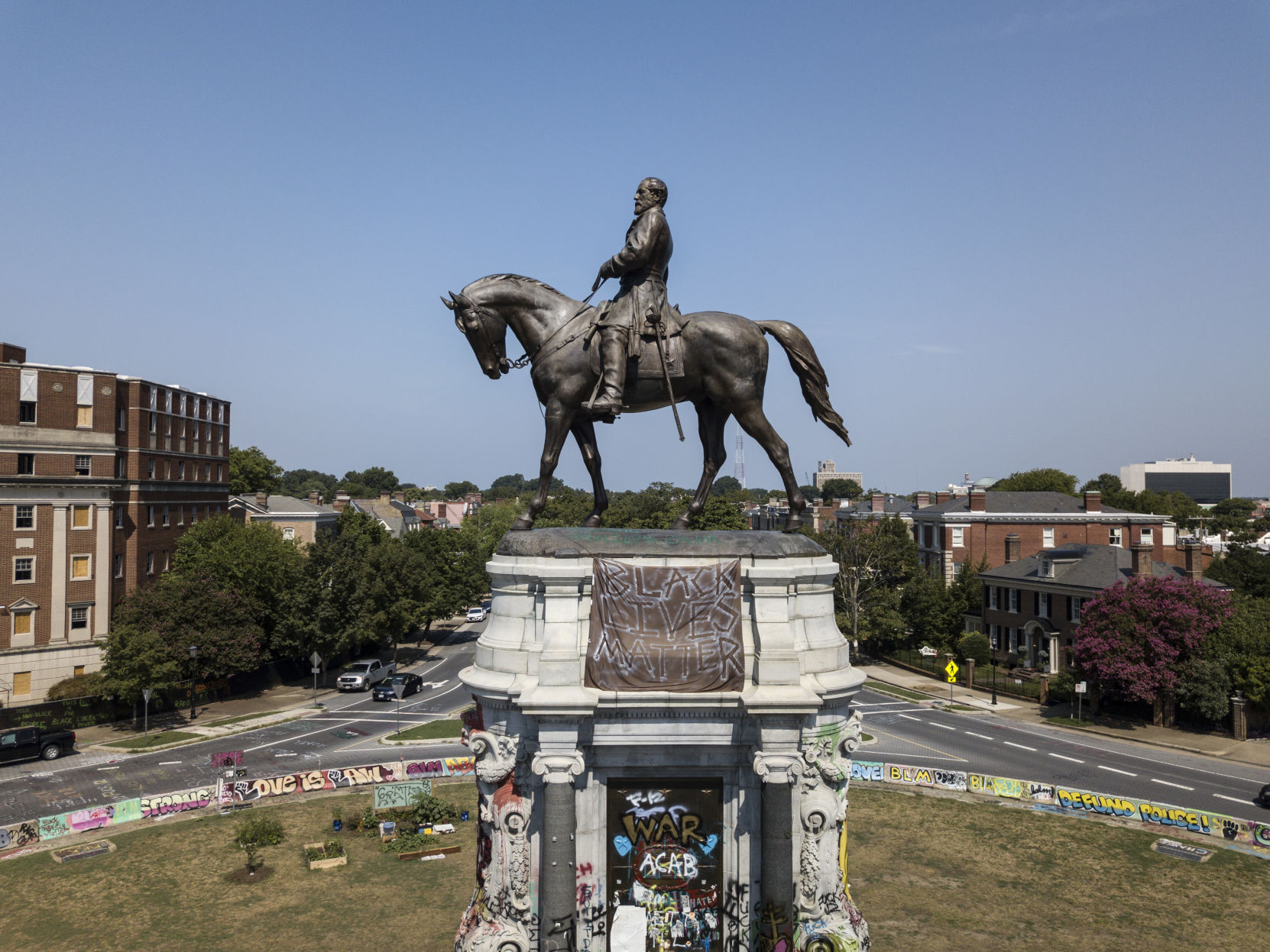 Aerial photo of Robert E. Lee statue on Monument Avenue